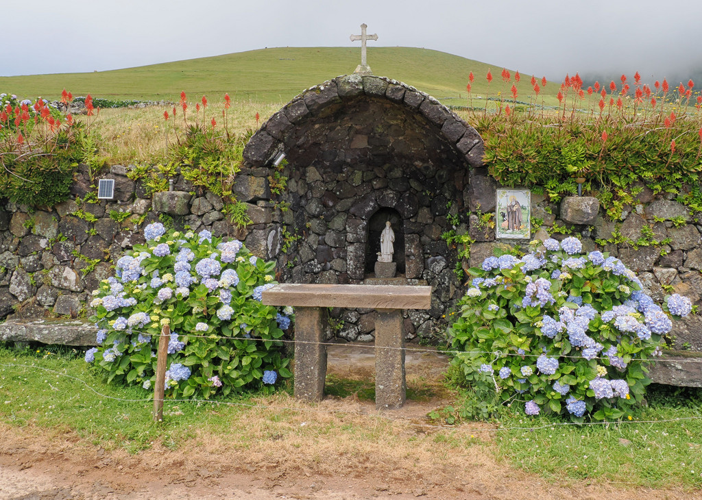 Bifurcation entre le sentier "Cara do índio" (commence par monter) et le parcours direct vers Vila do Corvo (descend)Vila do Corvo, Travessinha, Azores, Portugal. 7 juillet 2025, 13:48.© Tobias Bührer 2025