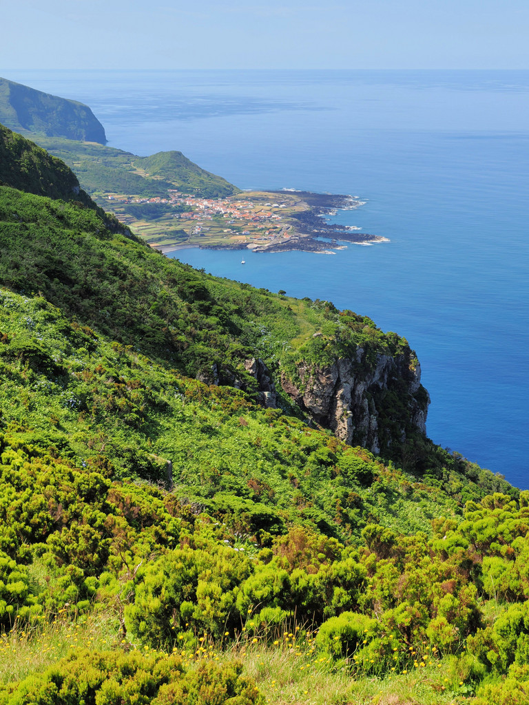 Le GR passe devant le rocher - il est officiellement fermé. On n'est pas allé jusque-là, mais a croisé plusieurs personnes qui sont passées par là. Certainement déconseillé en cas de pluie.Ponta da Fajã, Quada, Açores - Flores, Portugal. 8 juillet 2025, 11:40.© Tobias Bührer 2025