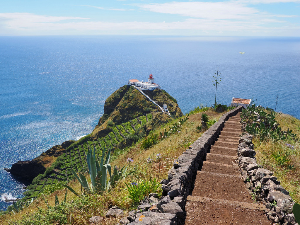 avec le phare Farol de Gonçalo VelhoMaía, Lapa de Baixo, Azores - Santa Maria, Portugal. 11 juillet 2025, 11:11.© Tobias Bührer 2025